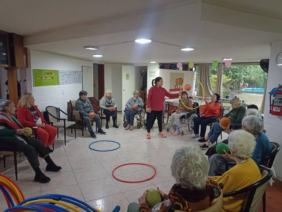 Ejercicios de estimulación física en el living de la residencia