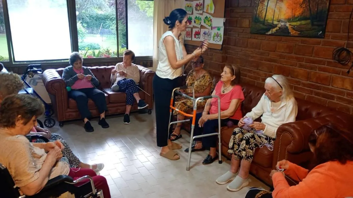 Taller de tejido para estimulación cognitiva de residentes