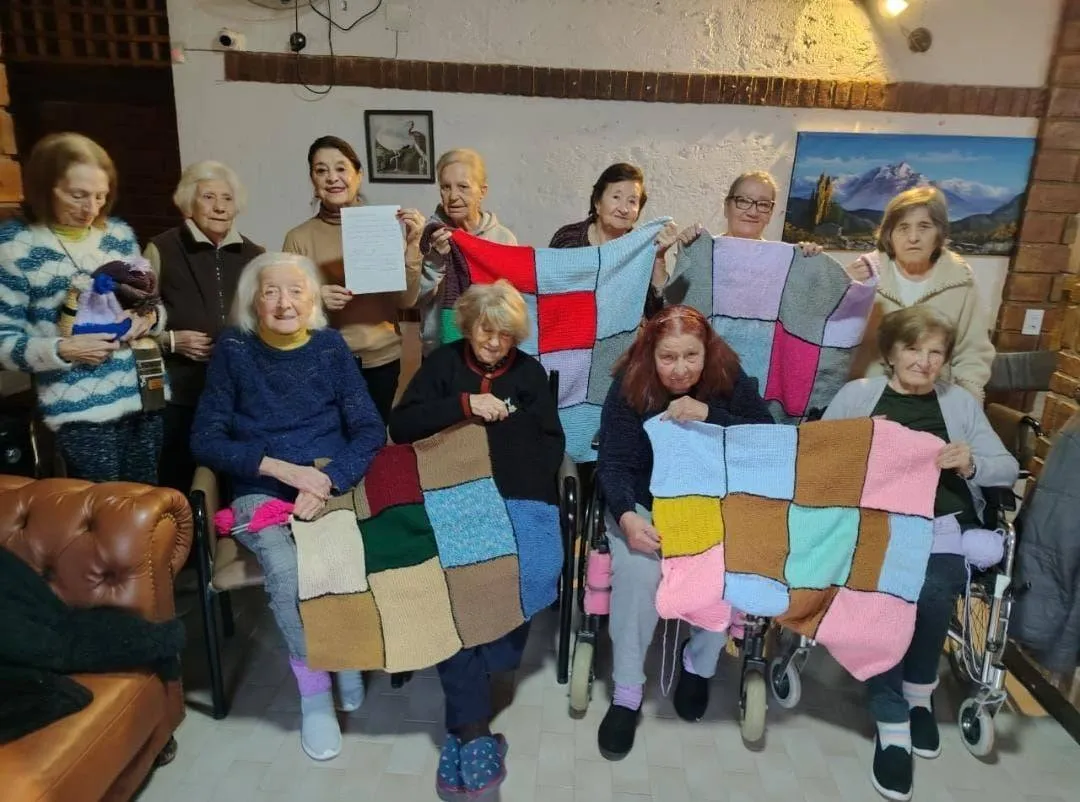 Actividad de estimulación con telas para residentes mujeres
